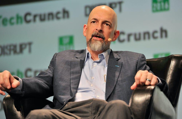 Nhà văn Neal Stephenson.