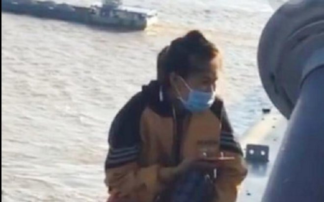 Kiên trì khuyên can cô gái trẻ buồn chuyện tình cảm, nằng nặc đòi nhảy cầu tự tử Ảnh 2