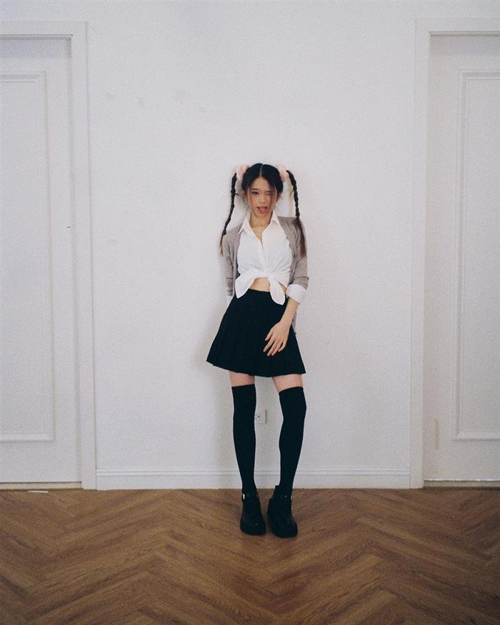 Linh Ka trở thành nàng Britney Spear trong MV 'Baby one more time'. 