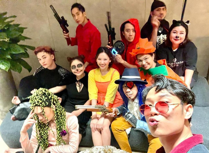 Gia đình Trấn Thành, Hari Won hoá thân thành các nhân vật trong Squid Game, diễn viên Anh Đức lại chọn hình tượng cướp biển. 