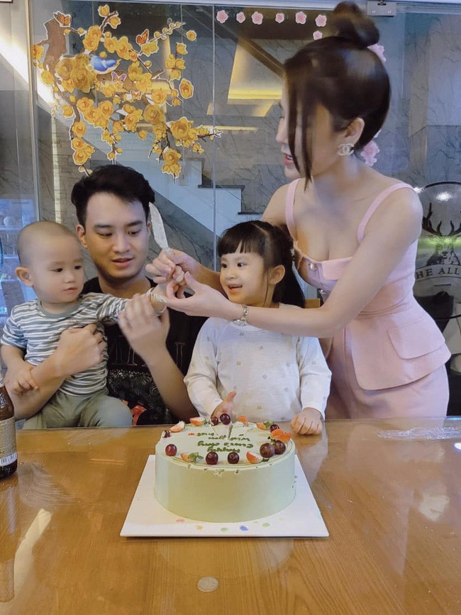Trước đó, nàng mẫu đã lên tiếng phản hồi, cho rằng gia đình cô vẫn êm ấm tốt đẹp