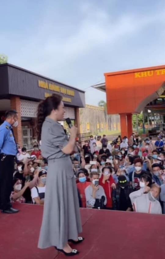 Dân mạng tranh cãi khi fan meeting của 'bà chủ Đại Nam' thu hút đông người tụ tập, chen lấn Ảnh 2