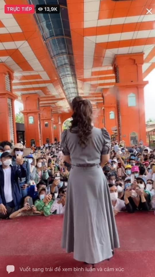 Dân mạng tranh cãi khi fan meeting của 'bà chủ Đại Nam' thu hút đông người tụ tập, chen lấn Ảnh 1