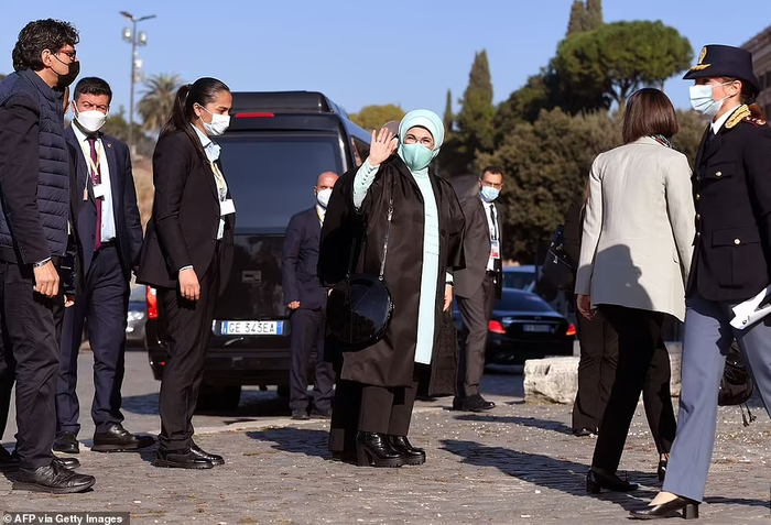 Hội nghị thượng đỉnh G20 ở Rome: Màn giao lưu phong cách thời trang giữa các Đệ nhất phu nhân Ảnh 4