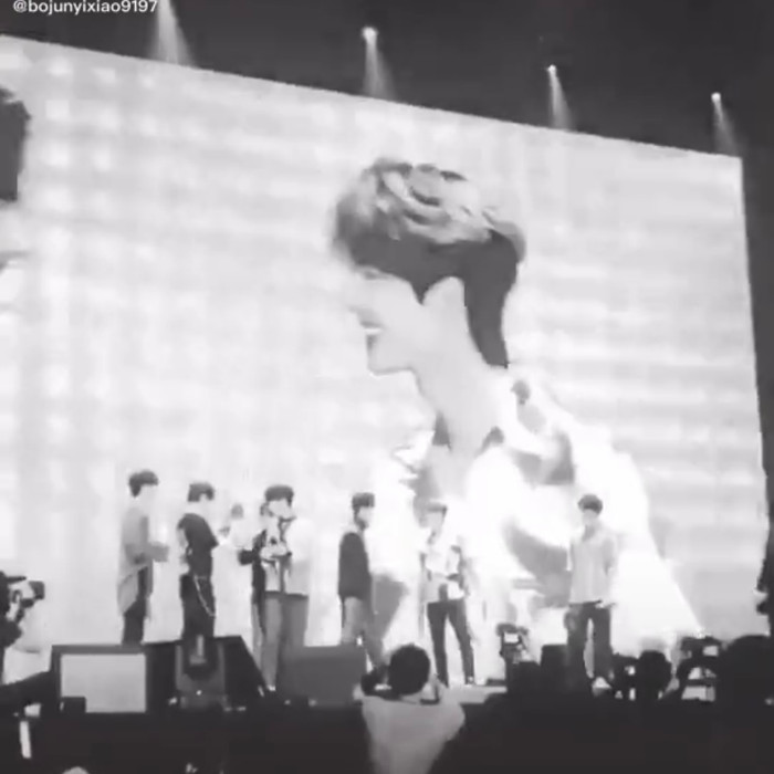 Môi kề má: Phải chăng đây chính là khoảnh khắc sân khấu ngọt ngào nhất của Tiêu Chiến và Vương Nhất Bác? Ảnh 6