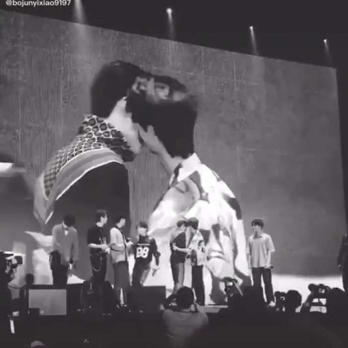 Môi kề má: Phải chăng đây chính là khoảnh khắc sân khấu ngọt ngào nhất của Tiêu Chiến và Vương Nhất Bác? Ảnh 5