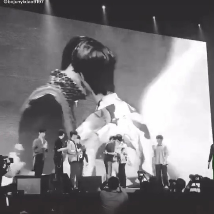 Môi kề má: Phải chăng đây chính là khoảnh khắc sân khấu ngọt ngào nhất của Tiêu Chiến và Vương Nhất Bác? Ảnh 4