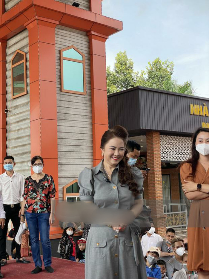 So với lứa tuổi, visual của bà Phương Hằng vẫn rất ổn, nhưng với những bức ảnh selfie tự đăng trên trang cá nhân thì lại khác 'một trời một vực'. 