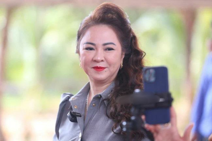 Gương mặt trang điểm chỉn chu, làn da, đôi môi đều căng mọng...