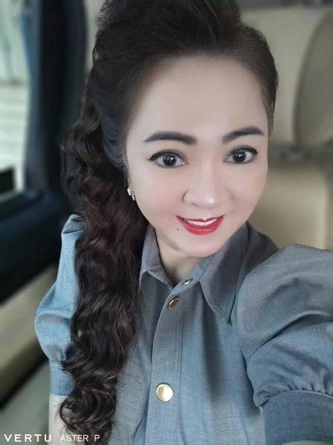 Ngay sau hôm ấy, bà Phương Hằng đã đăng ảnh selfie trên trang cá nhân. Dễ thấy làn da trắng mịn, gương mặt trái xoan khác hẳn với bên ngoài. 