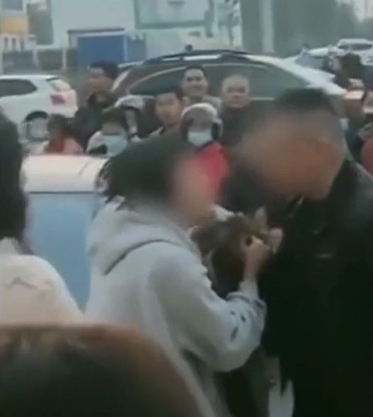 Vợ lao vào túm tóc 'tiểu tam' trên phố.