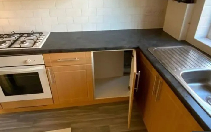 Thuê nhà để ở cùng bạn trai, cô gái bất ngờ phát hiện điều lạ phía sau tủ bếp Ảnh 2