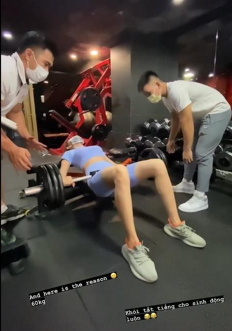 Trước thềm chinh chiến Miss Grand năm nay, Thùy Tiên cũng phải lao mình vào phòng tập, cô thử sức với mức tạ 60 kg, cần đến 2 PT hỗ trợ, tránh chấn thương. 