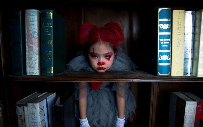 Mẫu nhí 6 tuổi cosplay chú hề ma quái với thần thái mới đầy thú vị Ảnh 2