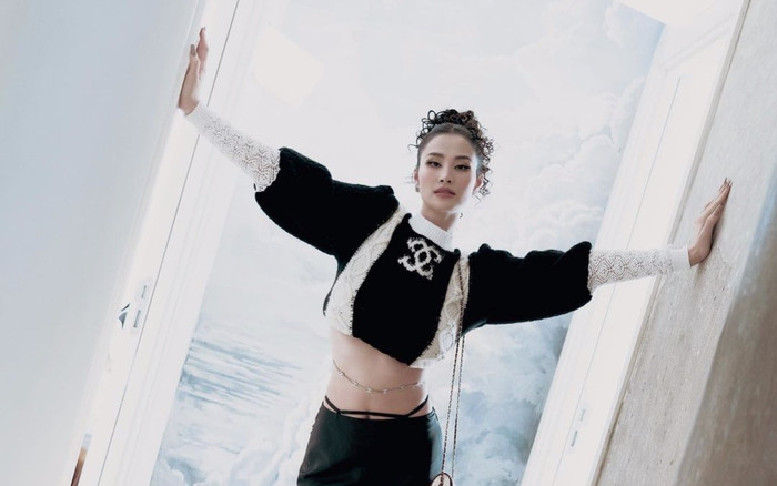 Đông Nhi đẹp 'không lối thoát' khi khoe eo bé xíu với phụ kiện chất chơi Ảnh 2