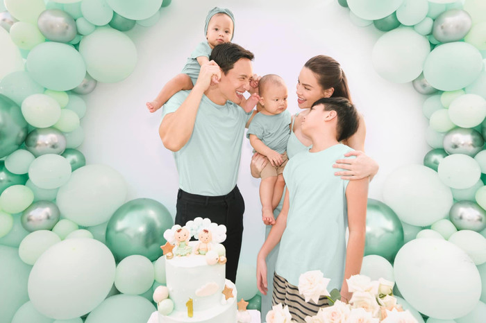 Hồ Ngọc Hà 'nhá hàng' bộ ảnh thôi nôi cưng xỉu của Lisa - Leon, thái độ 'cậu út' khiến dân tình cười ngất Ảnh 4