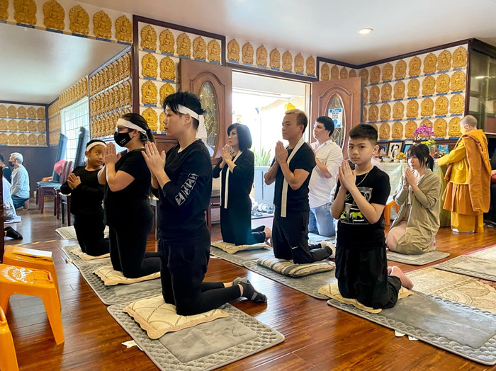 Trizzie Nguyễn cùng Wendy Phạm và gia đình trong ngày cúng thất thứ 5 cho Phi Nhung