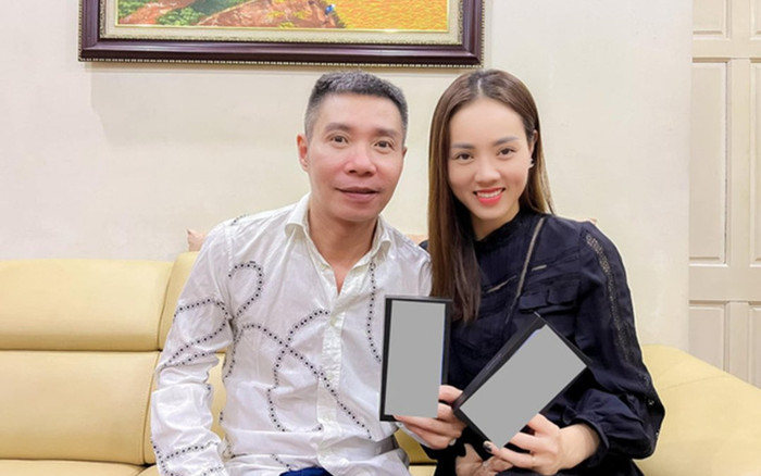 Xuất hiện tươi tắn bên bà xã kém tuổi, NSND Công Lý nhận 'biển tim' chúc mừng Ảnh 2