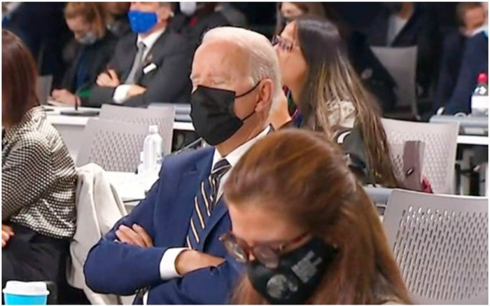 Khoảnh khắc Tổng thống Joe Biden ngủ gật khi dự hội nghị Ảnh 2