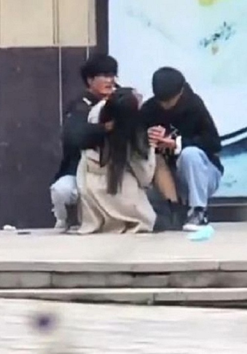 2 nam 1 nữ ôm hôn tình cảm trên phố, mối quan hệ tay 3 khiến dư luận dậy sóng Ảnh 2