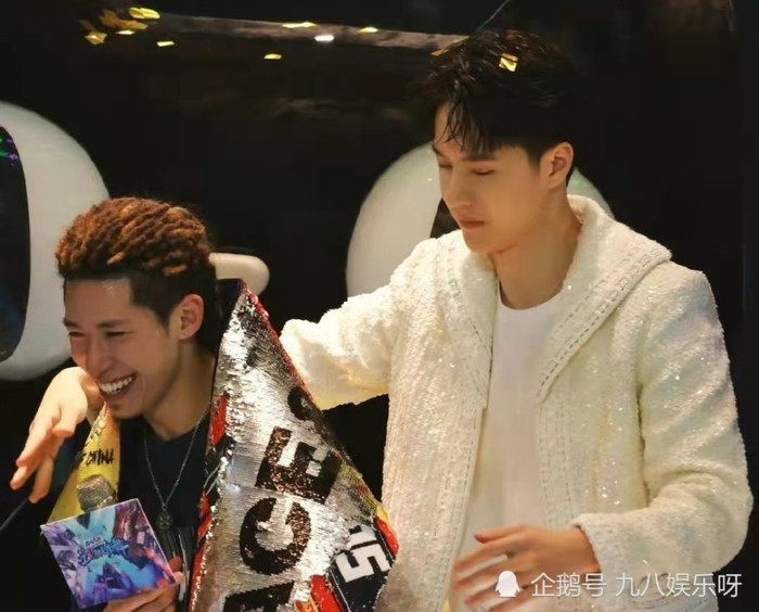 Chung kết Street Dance of China 4: Hành động này của Vương Nhất Bác làm fan xúc động Ảnh 3