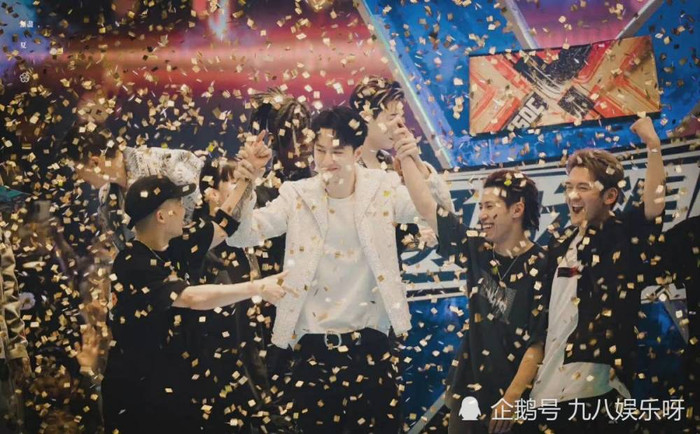 Chung kết Street Dance of China 4: Hành động này của Vương Nhất Bác làm fan xúc động Ảnh 5