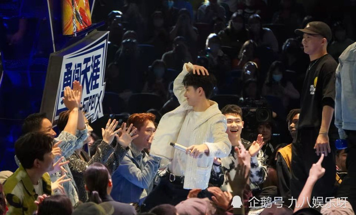 Chung kết Street Dance of China 4: Hành động này của Vương Nhất Bác làm fan xúc động Ảnh 6