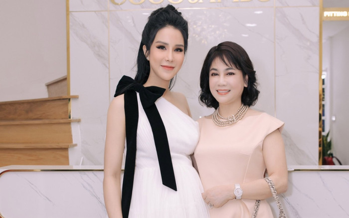 Mẹ chồng Diệp Lâm Anh hóa ra cũng là tay chơi hàng hiệu đáng gờm, tủ lớn tủ bé nhìn mà choáng Ảnh 2