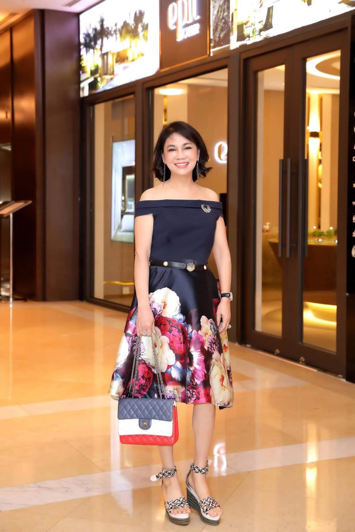 Mẫu Chanel với giá hơn 80 triệu đồng cũng nằm trong tủ hàng hiệu của bà. 