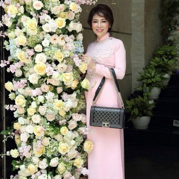 Bà Vân Anh có lối chọn lựa trang phục sang trọng và gợi cảm. Những món đồ được nhận định là phù hợp với lứa tuổi, dáng dấp của bà. 