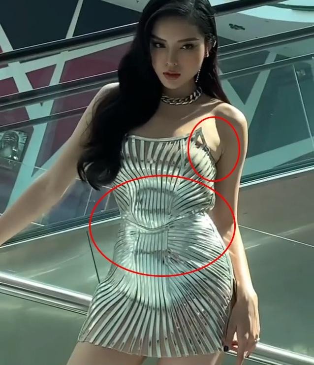 Bởi do chất liệu váy cứng, khi người mặc chuyển động xảy ra tình trạng dồn, đùn ứ làm cơ thể nàng Hậu bị o ép, không tự nhiên. 