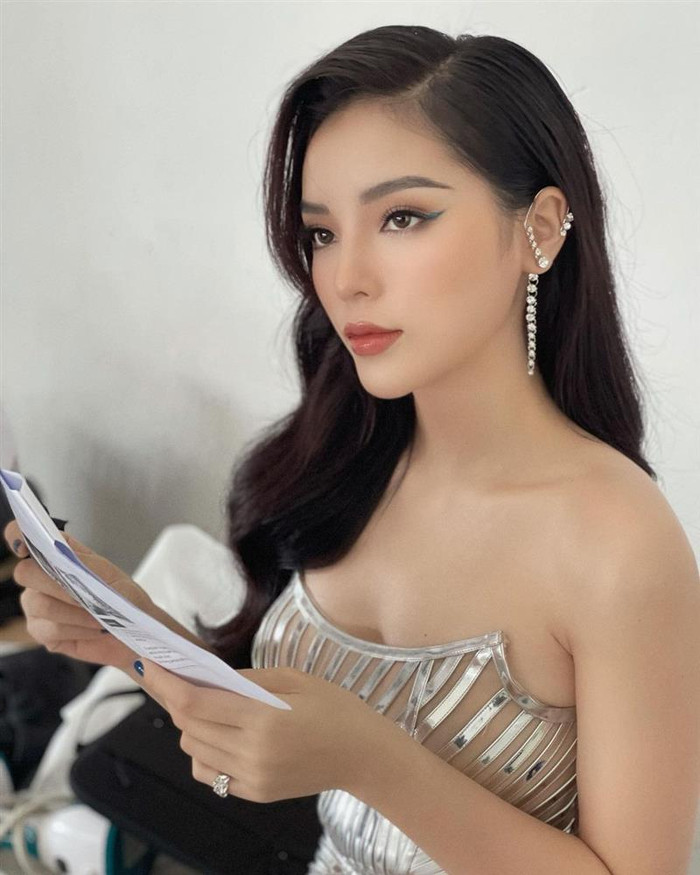 Trang phục cầu kỳ, ấn tượng nhưng dường như chỉ hợp với những shoot hình lấy phần thân trên. 
