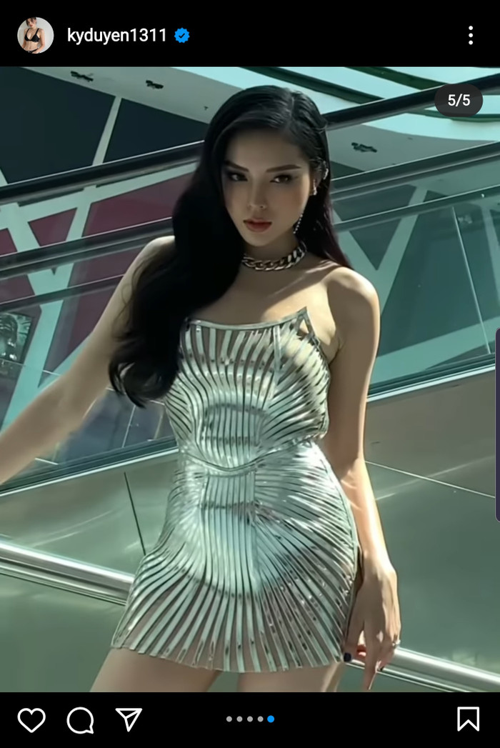 Trái lại, Kỳ Duyên chọn cho mình bộ  váy ánh bạc để khoe sắc. 