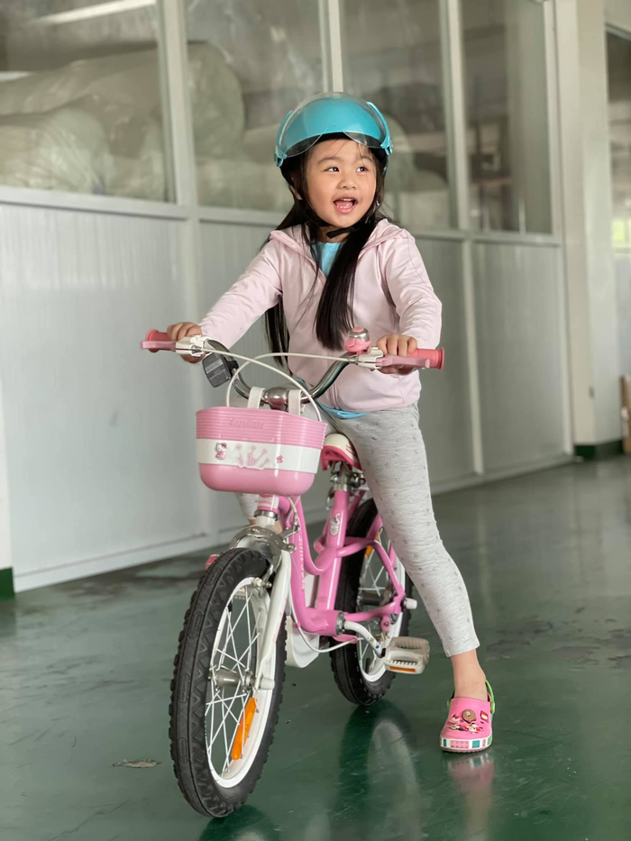 Chỉ mới 5 tuổi nhưng bé đã sở hữu chiều cao vượt trội, nhiều người dự đoán bé sẽ trở thành Hoa hậu trong tương lai.