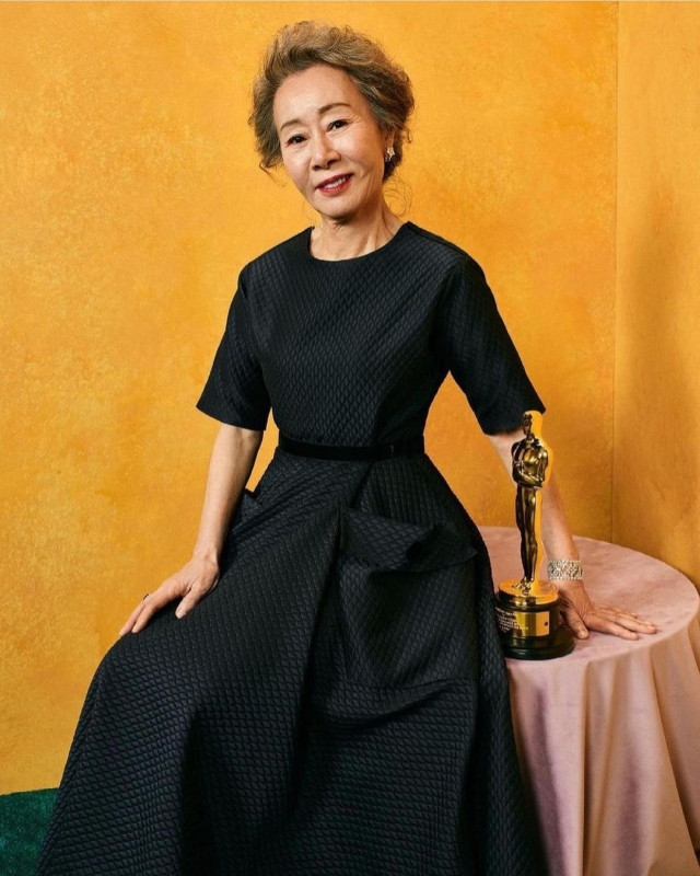 Nữ diễn viên Yoon Yeo Jung giành giải Oscar cho hạng mục Nữ diễn viên phụ xuất sắc nhất.