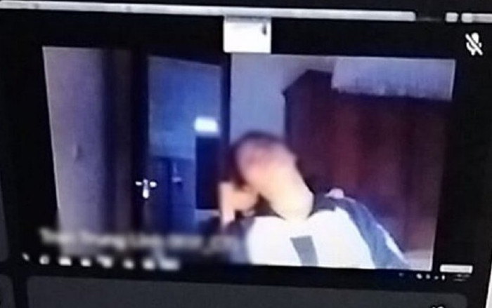 Cả lớp đang im lặng nghe bài giảng khi học online, nam sinh liền phá tan bầu không khí bằng hành động này Ảnh 2