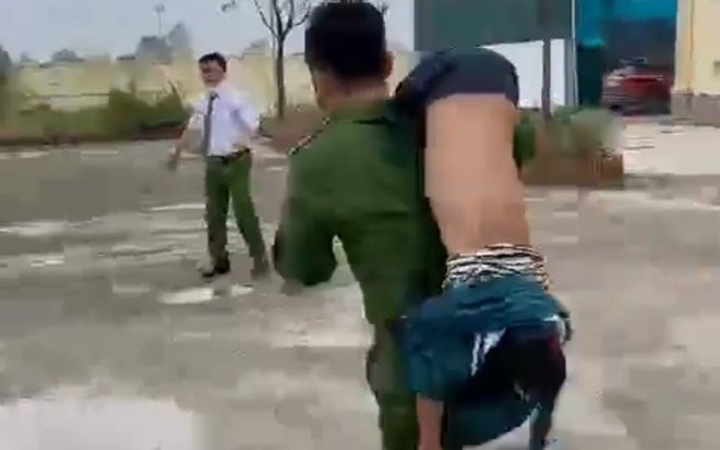 Nghẹt thở khoảnh khắc Thượng úy Công an xã cứu sống bé gái bị đuối nước Ảnh 2