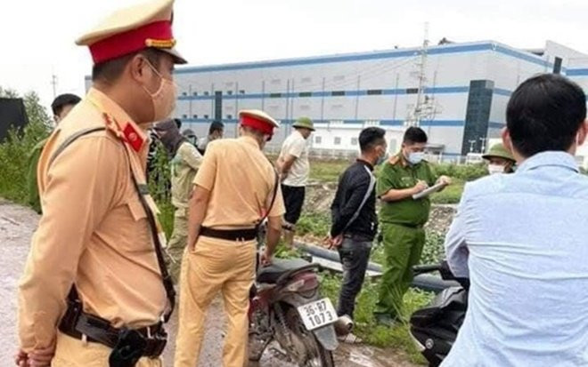 Tá hỏa phát hiện thi thể người đàn ông dưới mương nước, xe máy vẫn cắm chìa khóa đỗ bên đường Ảnh 2