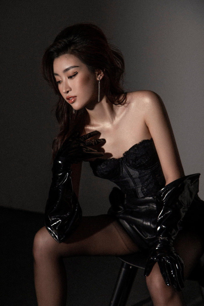 Có thể nói, lâu lắm rồi dân tình mới thấy Hoa hậu Đỗ Mỹ Linh mặc set đồ đầy quyến rũ và gợi cảm như thế này.