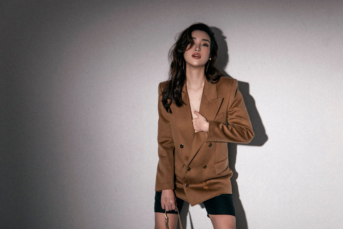 Rũ bỏ hình ảnh ngoan hiền, Đỗ Mỹ Linh hóa quý cô đầy gợi cảm và ma mị 'hút hồn' người hâm mộ.