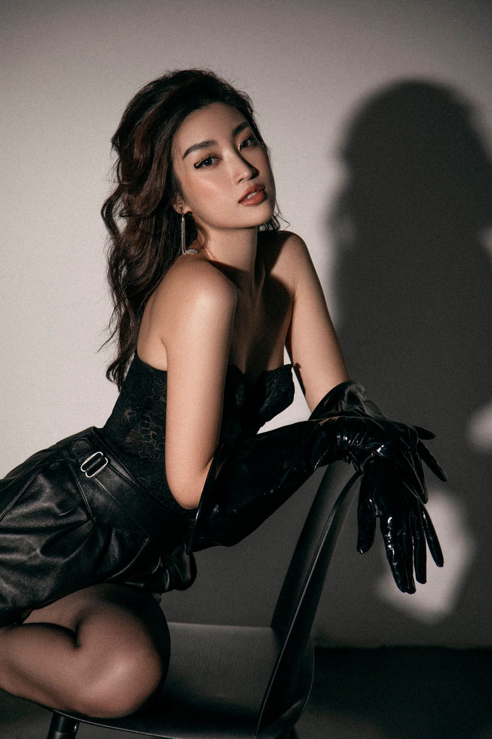 Đỗ Mỹ Linh tiếp tục khiến fans mê mệt khi thay một bộ trang phục khác quyến rũ, gợi cảm hơn.