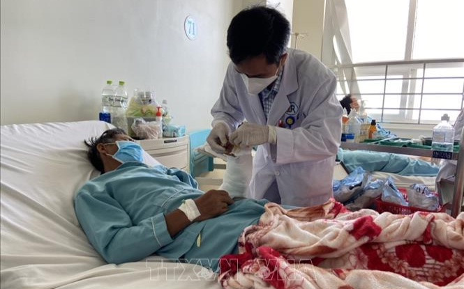 4 tiếng căng thẳng phẫu thuật nối thành công cánh tay bị đứt lìa cho ngư dân Ảnh 2