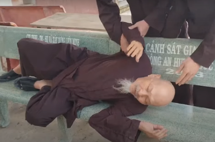 Ông Lê Tùng Vân bất ngờ nằm xuống ghế đá và nói với các đệ tử: 'Ông xỉu rồi'