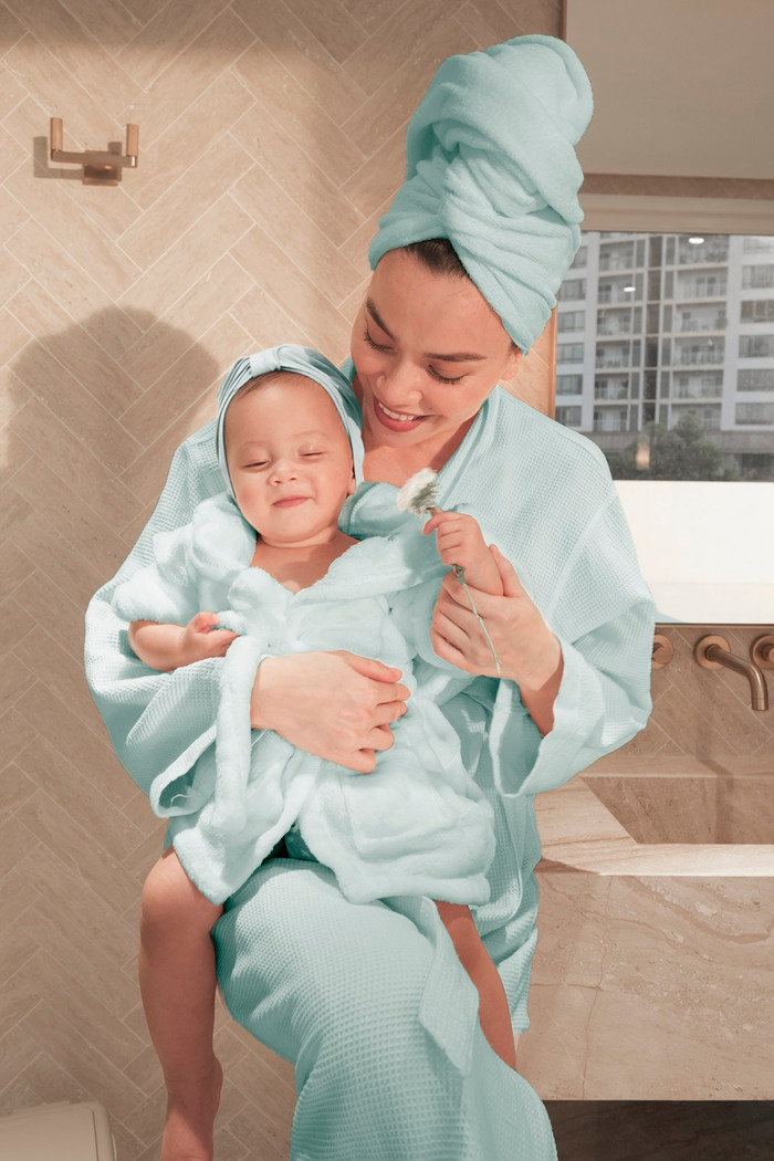 Full HD bộ ảnh gia đình Hà Hồ, 'mẹ bỉm' mặc hờ hững mà quyến rũ không tưởng Ảnh 7