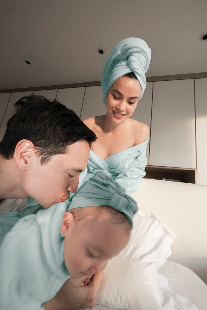 Full HD bộ ảnh gia đình Hà Hồ, 'mẹ bỉm' mặc hờ hững mà quyến rũ không tưởng Ảnh 9