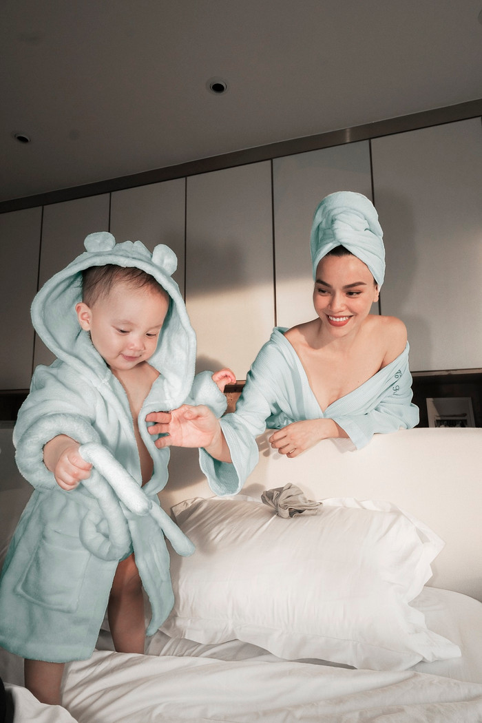 Full HD bộ ảnh gia đình Hà Hồ, 'mẹ bỉm' mặc hờ hững mà quyến rũ không tưởng Ảnh 10