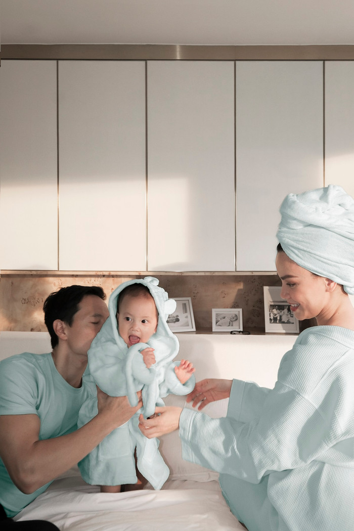 Full HD bộ ảnh gia đình Hà Hồ, 'mẹ bỉm' mặc hờ hững mà quyến rũ không tưởng Ảnh 11