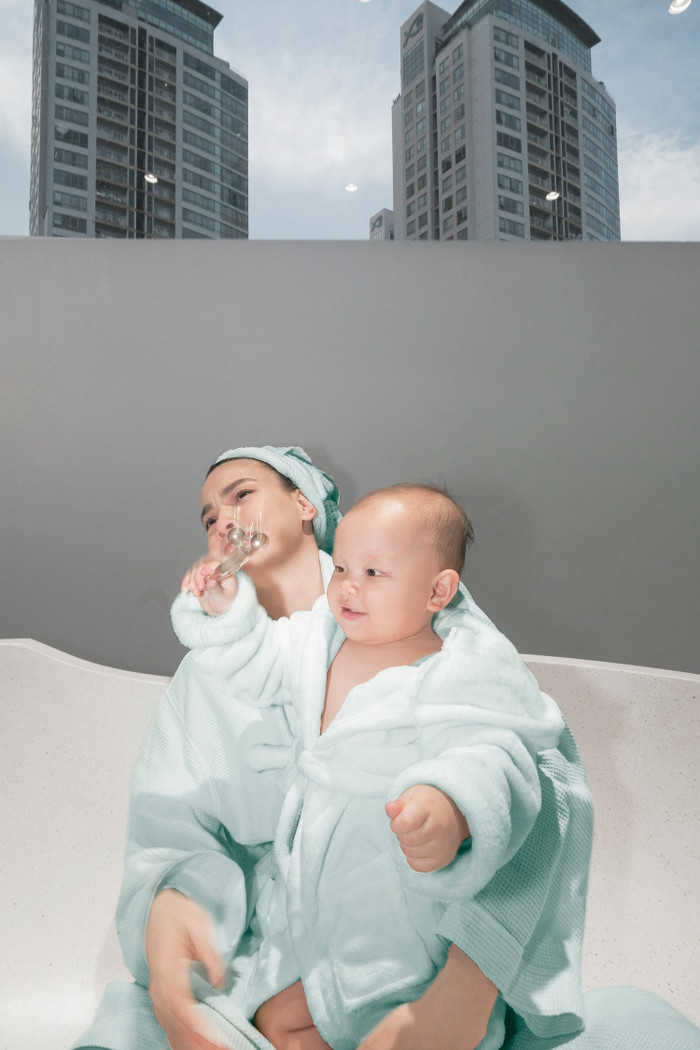 Full HD bộ ảnh gia đình Hà Hồ, 'mẹ bỉm' mặc hờ hững mà quyến rũ không tưởng Ảnh 1