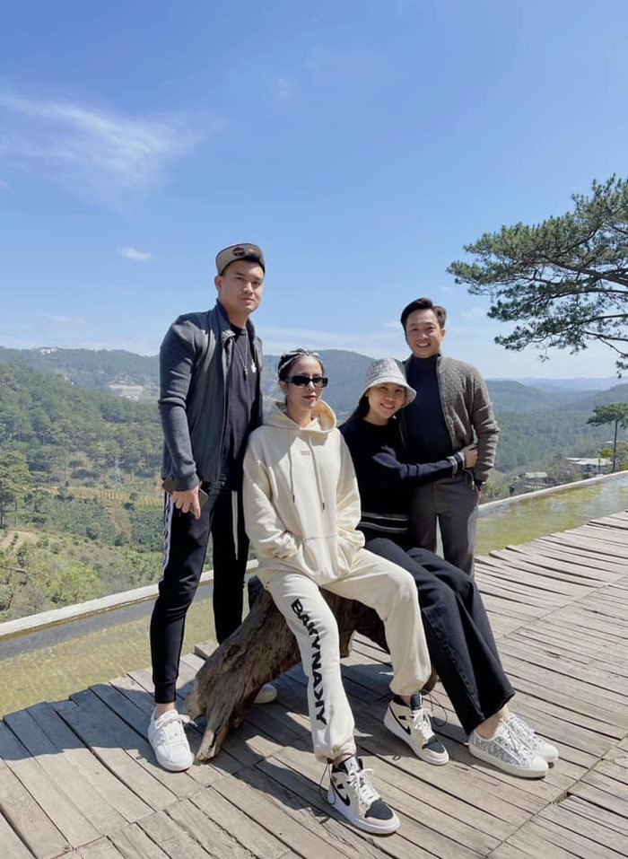 Trái ngược với sự hạnh phúc của vợ chồng Cường Đô La - Đàm Thu Trang, vợ chồng Diệp Lâm Anh mặt lạnh tanh khi chụp hình cùng nhau.