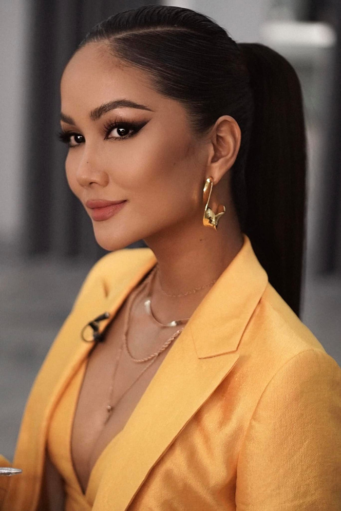 Với tông màu bắt mắt, H'Hen Niê luôn nổi bật mỗi khi xuất hiện.